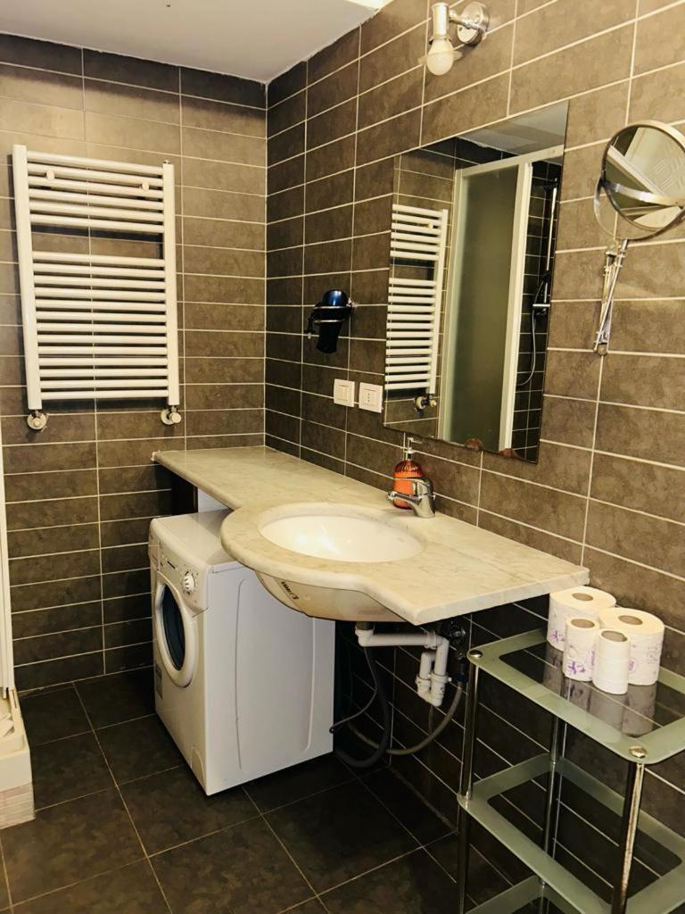 Easy Room Italy Prada ميلان المظهر الخارجي الصورة